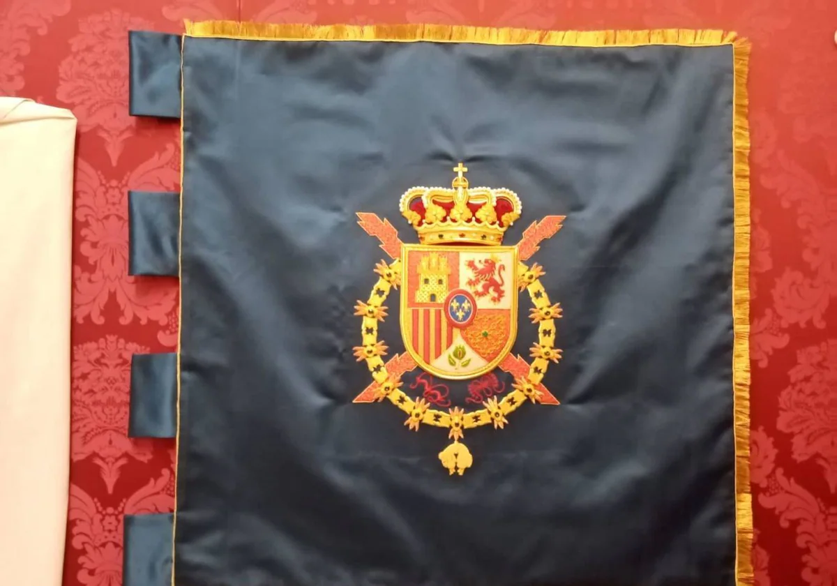 Nuevo banderín real de Juan Carlos I, de la hermandad de la Paz