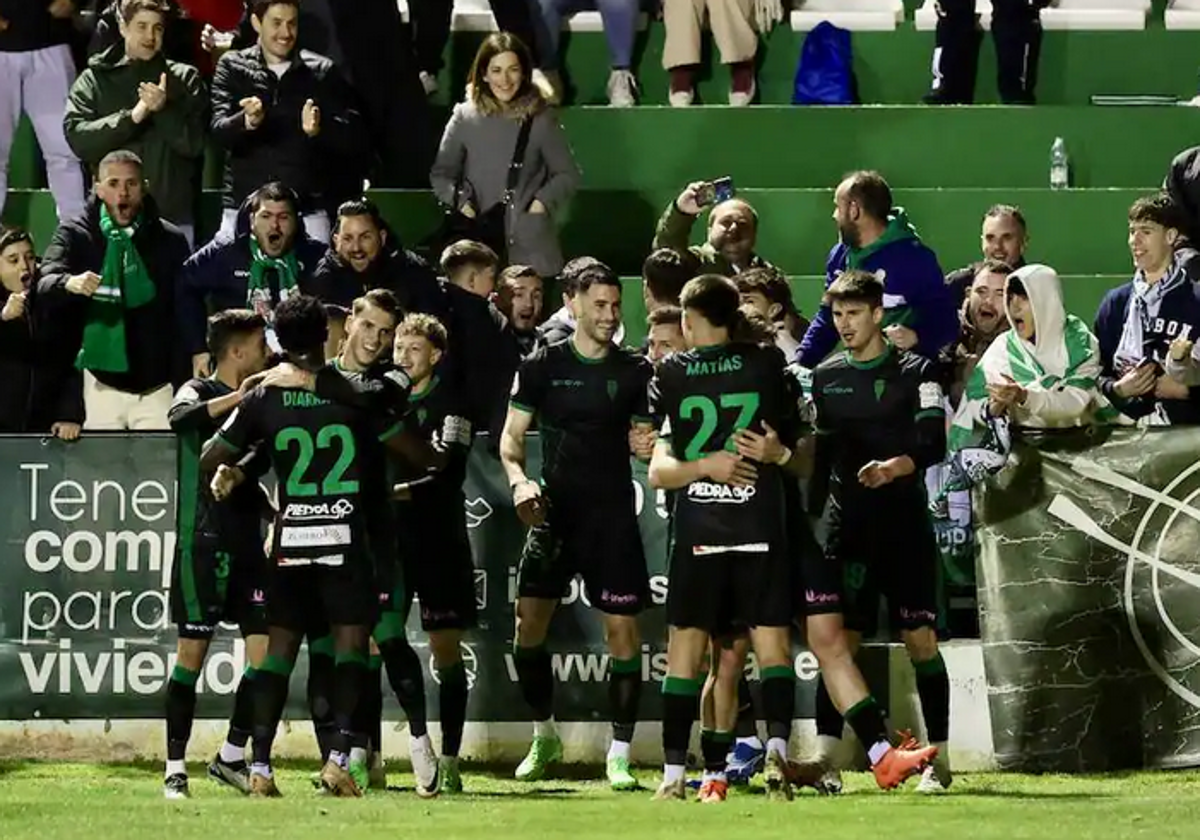 Los jugadores del Córdoba celebran uno de los goles en El Maulí de Antequera