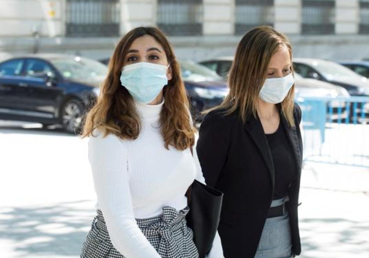 La exasesora de Podemos Dina Bousselham llegando a la Audiencia Nacional en una imagen de archivo