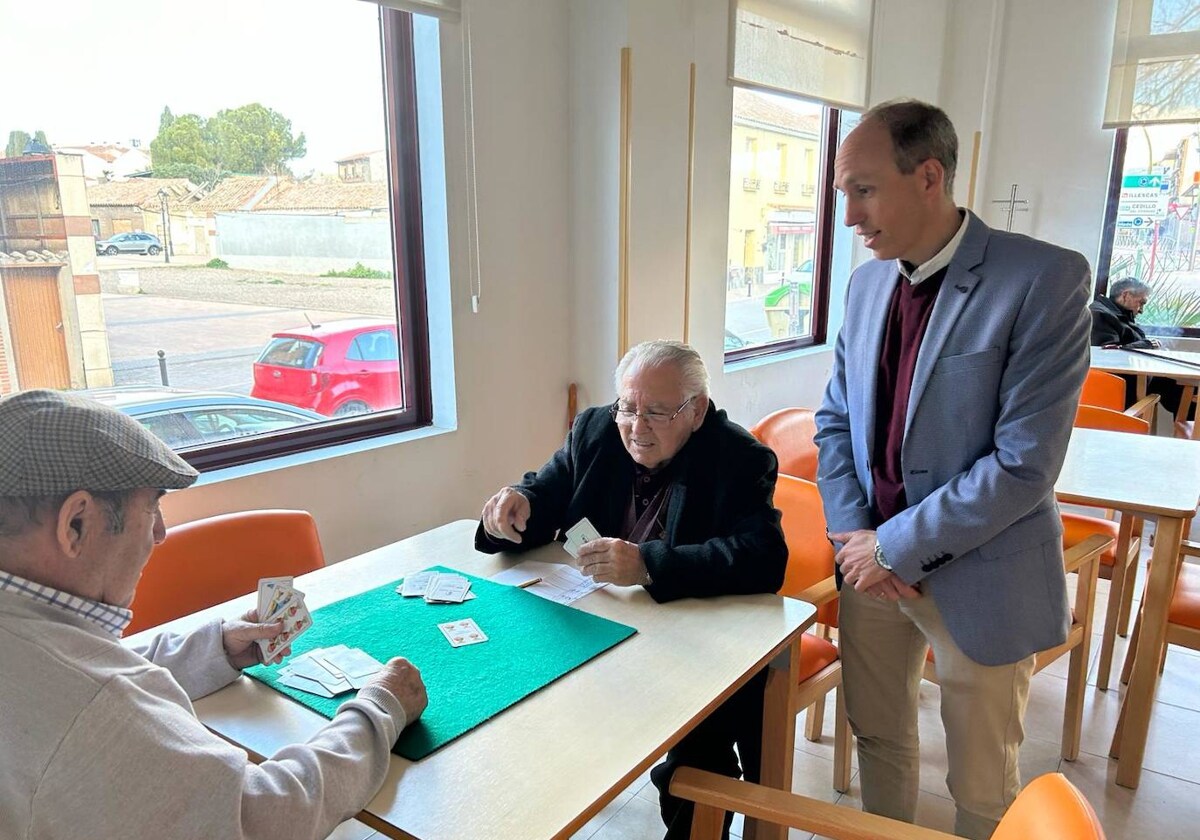 Daniel Arias duarante una visita al hogar del jubilado de Yuncos