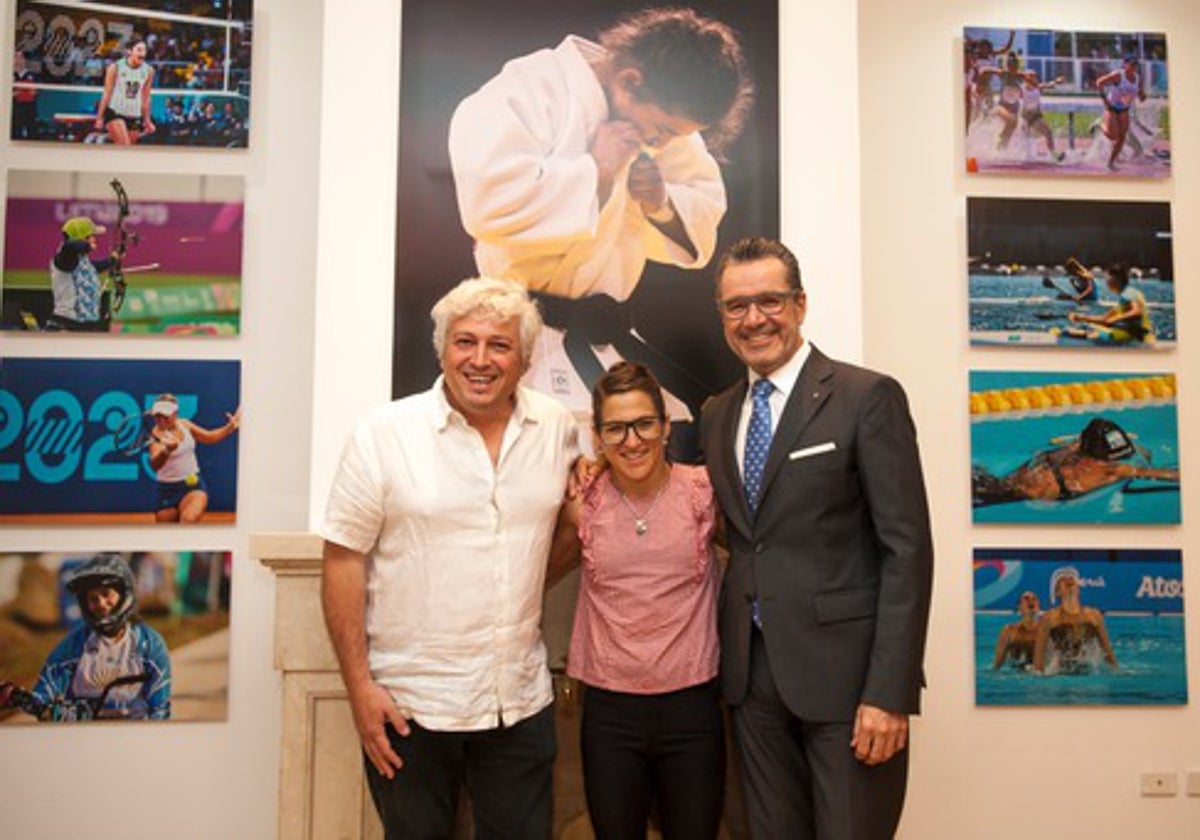 El fotógrafo Martín Waichman, Paula Pareto (medalla olímpica de judo 2016) y Josep Vives Portell, delegado del Gobierno de Cataluña para el Cono Sur,