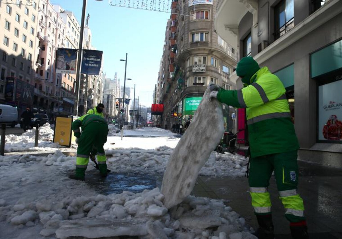 Operarios municipales despejando la Gran Vía tras el paso de Filomena