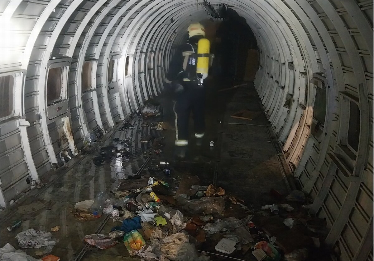 Un bombero en el interior del avión del Balcón del Guadalquivir tras sofocar el fuego