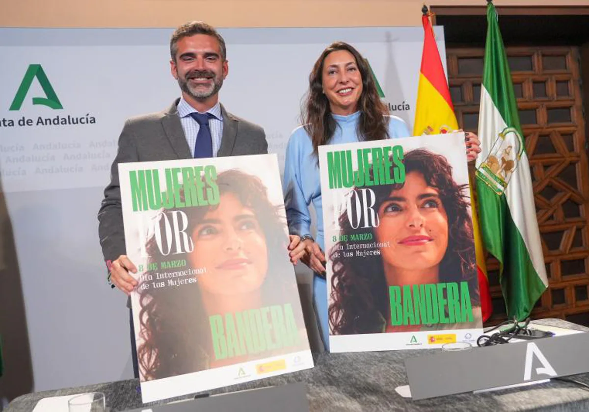 El portavoz del Gobierno andaluz y la consejera de Igualdad, con carteles de la campaña por el 8M