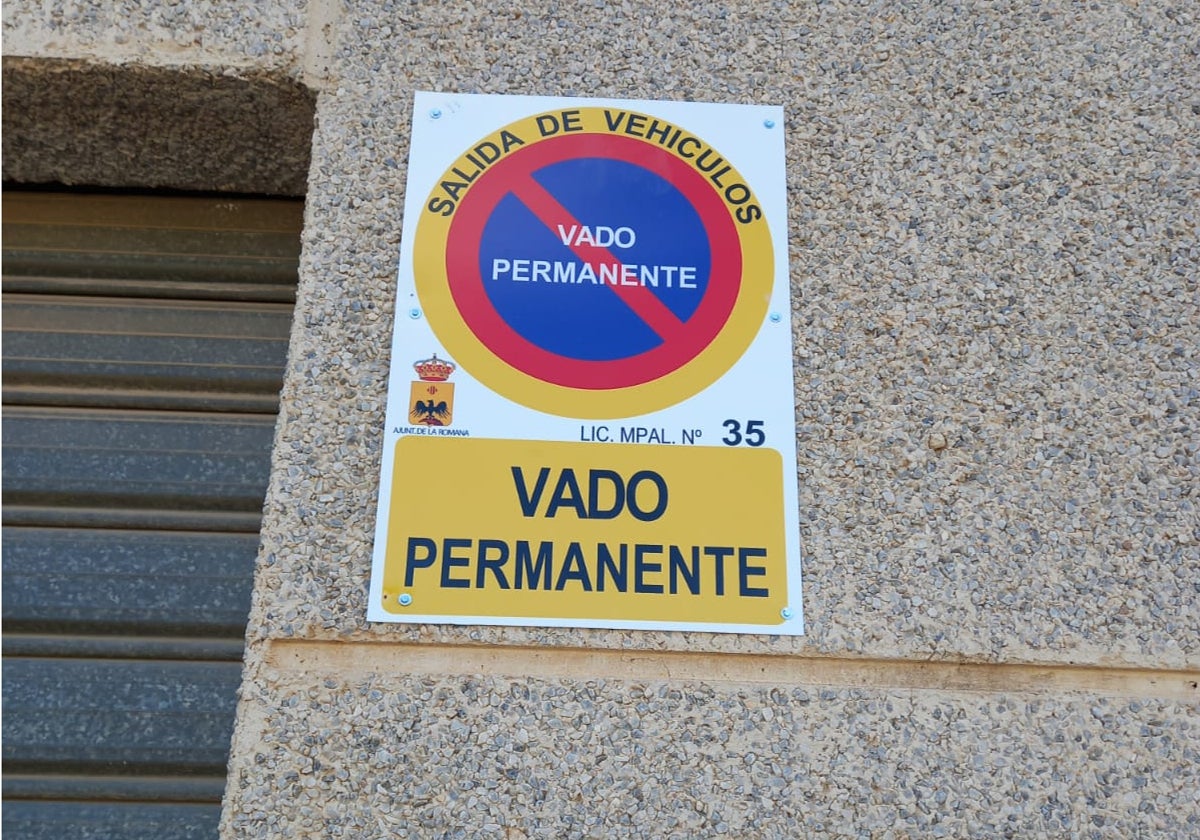 Imagen de la placa del vado en castellano, difundida por la asociación Hablamos Español.