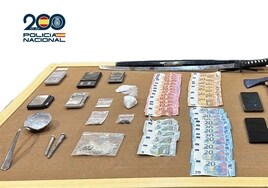 Una katana, un hacha, un bate y un machete, entre los objetos incautados en un punto de menudeo de droga en Canarias