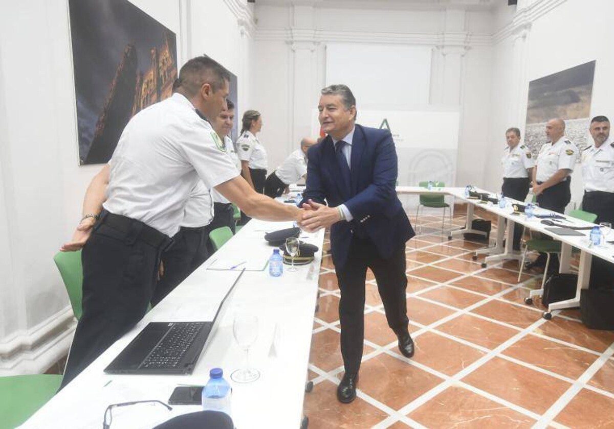 El consejero de Presidencia con agentes de la unidad adscrita de Málaga