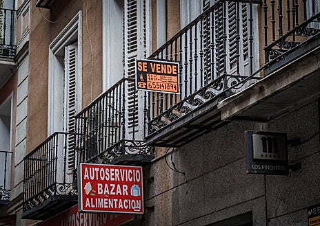 Imagen secundaria 1 - La oficina inmobiliaria de Bafre, una empresa hispano-china que opera en Madrid desde 2004; un cartel de 'se vende' justo encima de un bazar de alimentación; y un anuncio colocado en el parabrisas de un coche