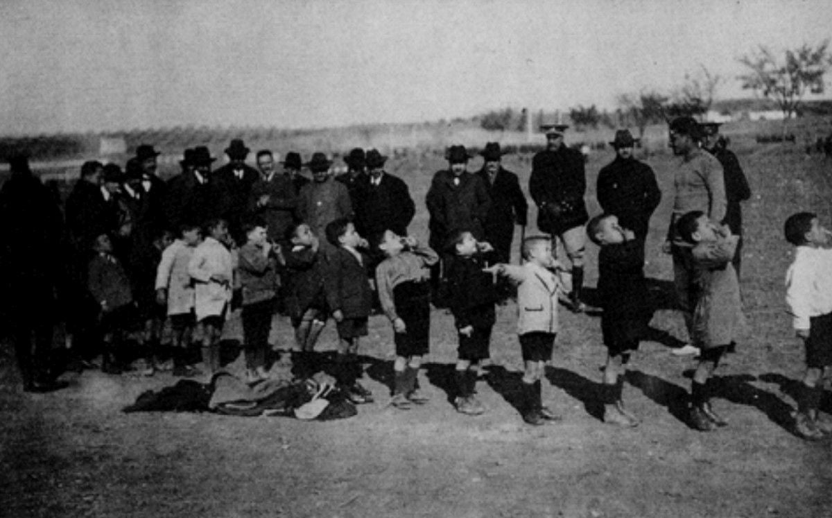 Escuela Central de Gimnasia. Sesión de una clase práctica con alumnos de las escuelas municipales de Toledo.
