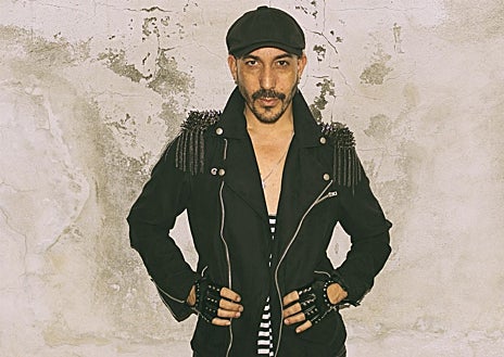 Imagen secundaria 1 - Arriba, 'Avaricia', otra de las obras de la exposición. Sobre estas líneas, el artista Aarón Izquierdo, y  la derecha, cartel de la muestra, que permanecerá en el Museo Cromática hasta el 14 de abril