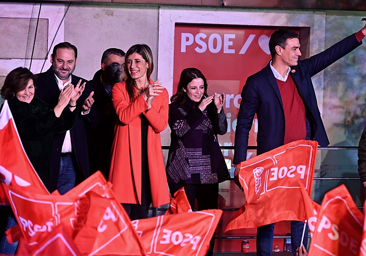 Begoña Gómez, junto a Pedro Sánchez y varios miembros de la cúpula del PSOE, entre ellos José Luis Ábalos, durante la celebración de una noche electoral en Ferraz