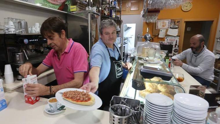 Hosteleros trabajando en un establecimiento de la capital cordobesa