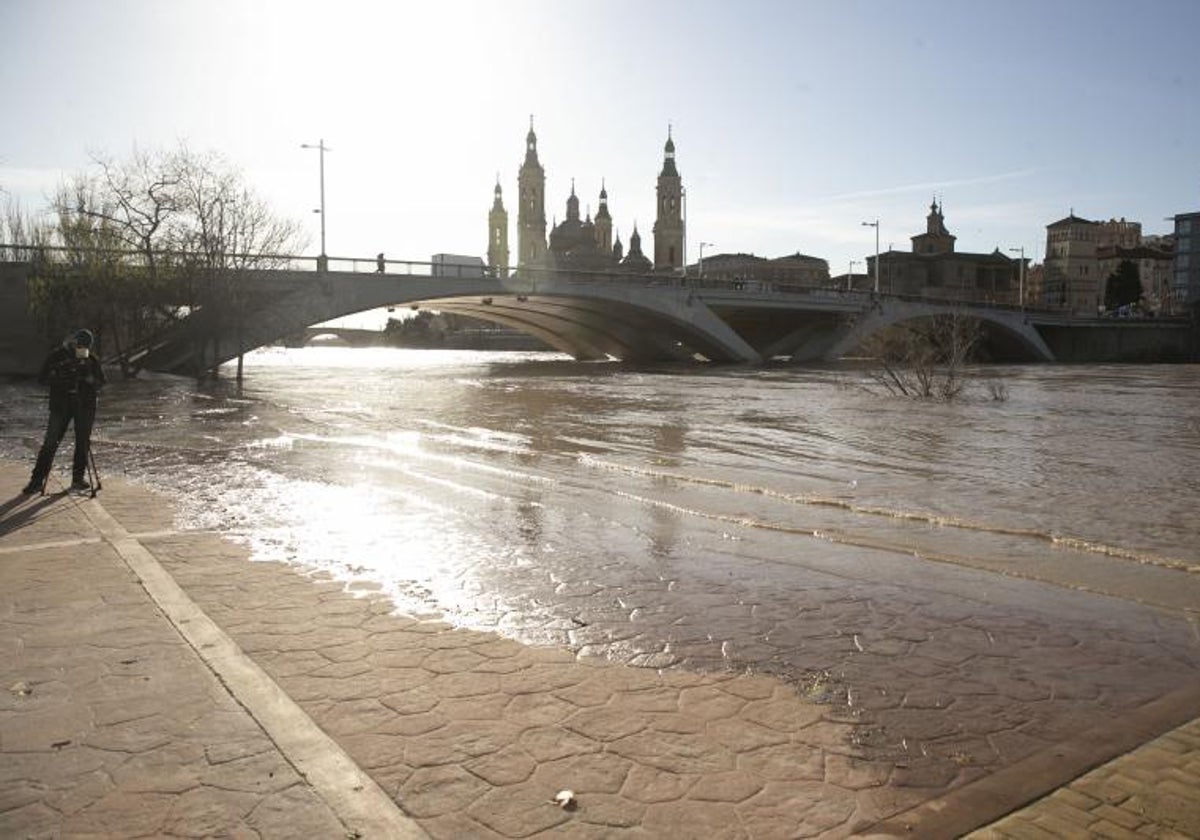 Aspecto del río Ebro a su paso por Zaragoza la semana pasada, con agua desbordándose de su cauce.