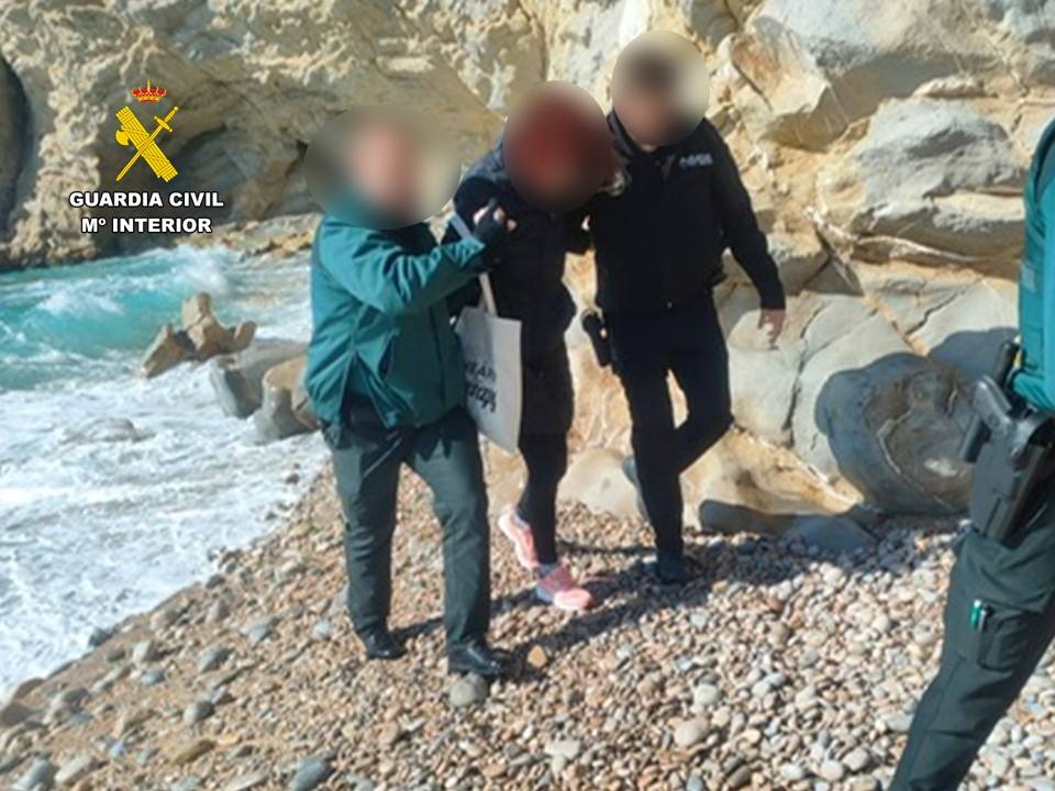 Localizan en un acantilado de Villajoyosa a una mujer «con hipotermia y deshidratación» desaparecida la noche anterior