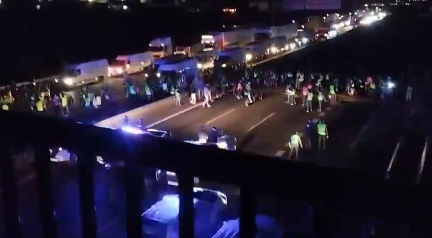 Un grupo de agricultores y ganaderos ha cortado de madrugada la A-6 en Paradores de Castrogonzalo (Zamora)