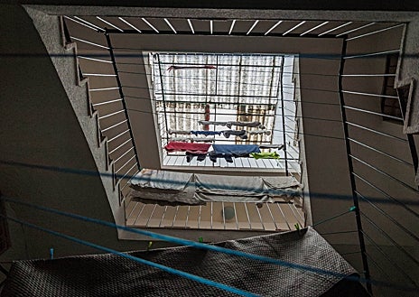 Imagen secundaria 1 - La fachada de uno de los bloques de la Colonia Experimental de Villaverde. Los patios interiores, sin apenas luz natural, sirven de tendedero y las humedades campan por todas las paredes. 