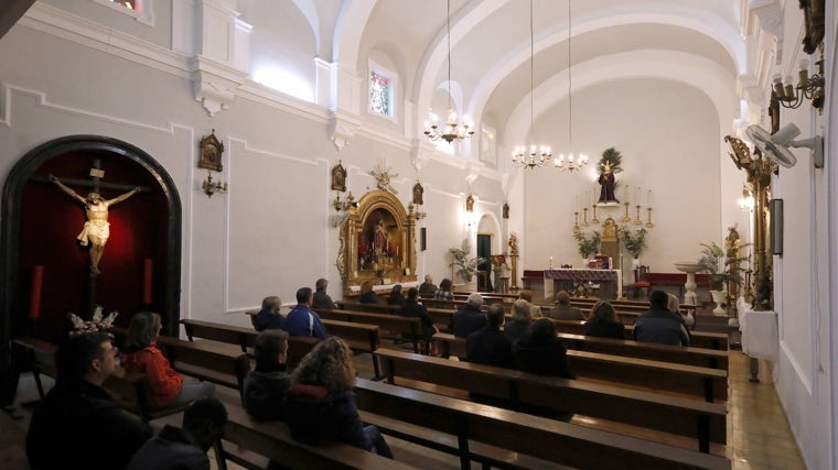 Vista general del templo, de una sola nave, con el Señor del Huerto a la derecha, presidiendo el altar