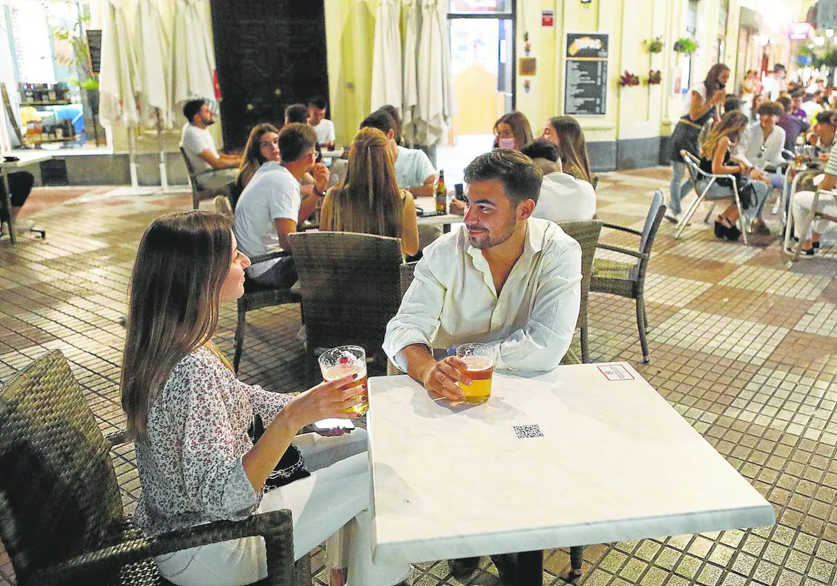 Clientes en la terraza de un bar de la capital cordobesa