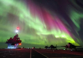 Una impresionante aurora boreal sorprende a la fragata española Cristóbal Colón junto al británico Prince of Wales