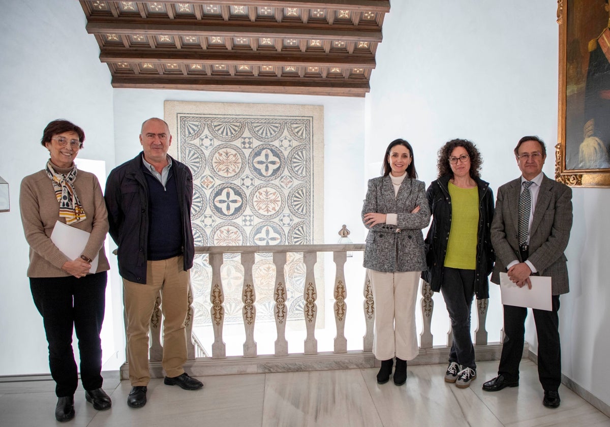 Marta Siles, tercera por la derecha, junto al equipo de restauración del mosaico romano (al fondo)