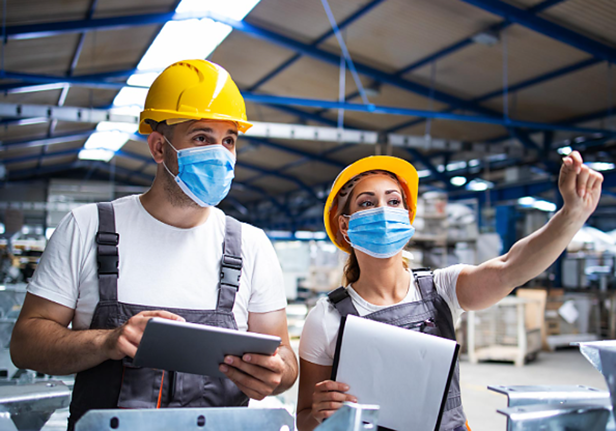 Trabajadores en su puesto de trabajo en foto de archivo
