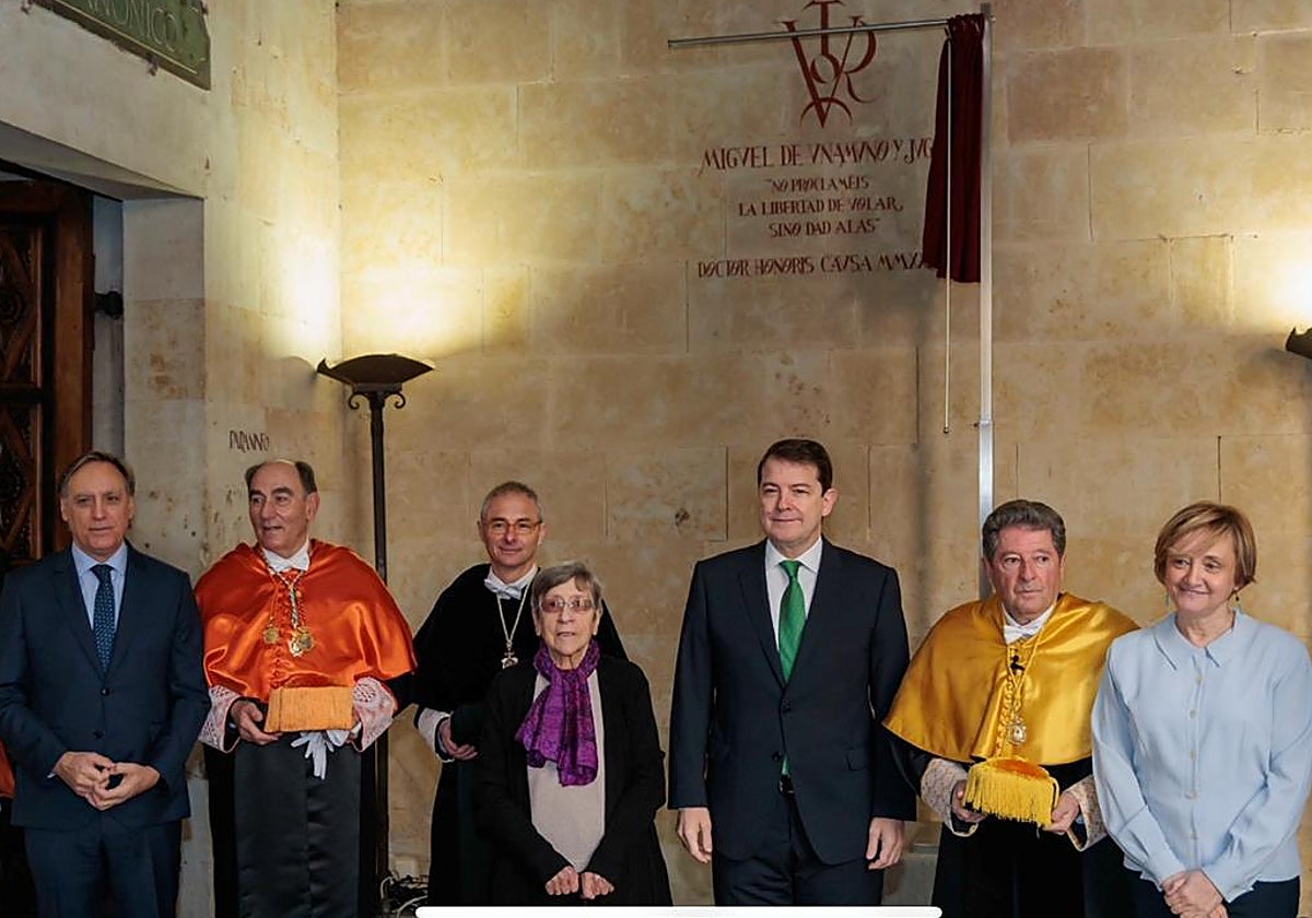Carbayo, Galán, Rivero y Mañueco, con tres de los nietos de Unamuno tras la ceremonia