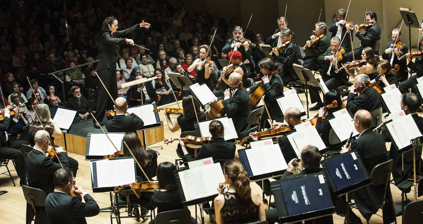 Imagen de la valenciana Beatriz Fernández Aucejo dirigiendo a la orquesta