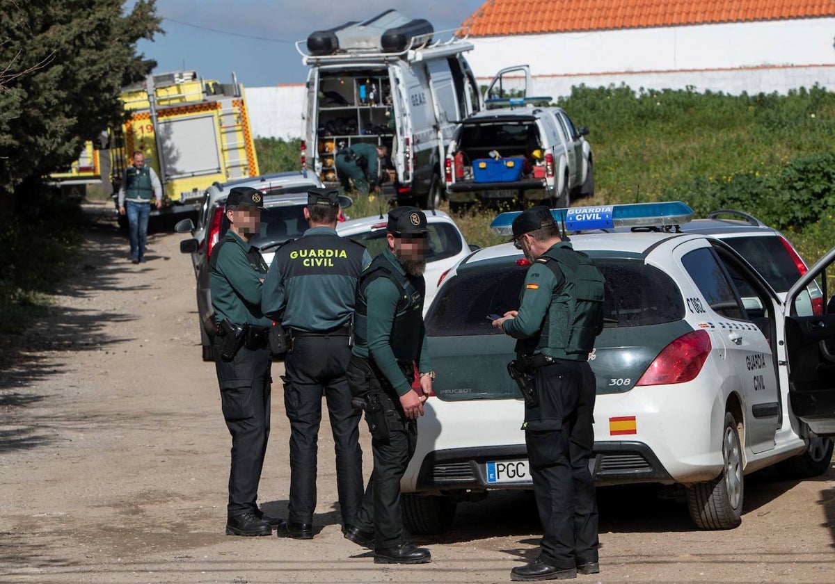Agentes de la Guardia Civil en la localidad gaditana de Chiclana de la Frontera