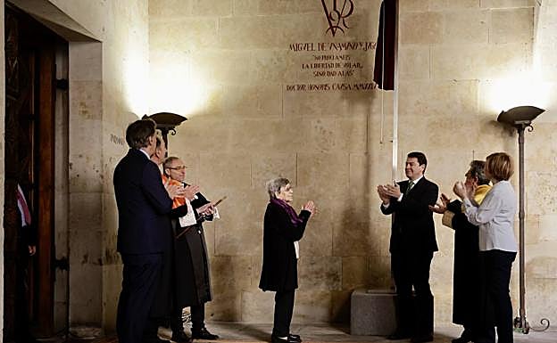 Descubrimiento del vítor en honor de Unamuno junto al Paraninfo de las Escuelas Mayores de la Universidad de Salamanca