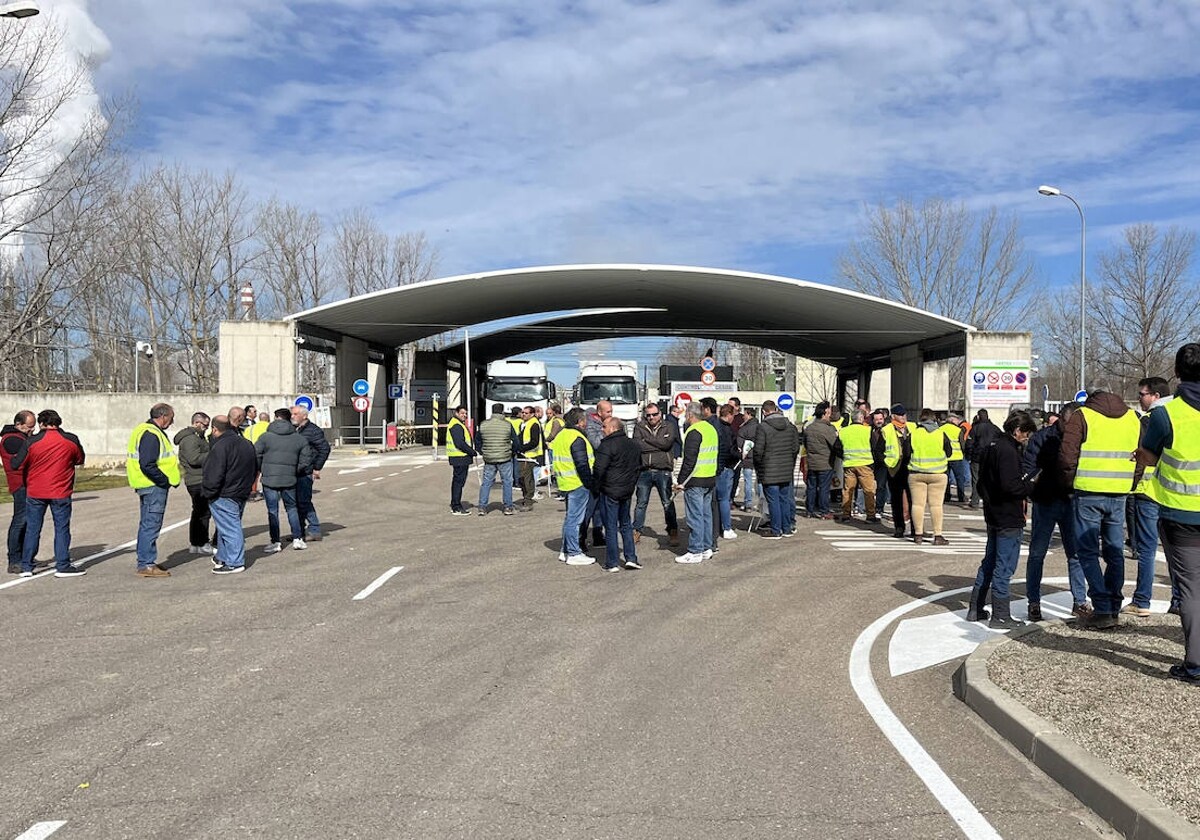 Concentración de agricultores frente a la planta de bioetanol de Babilafuente (Salamanca)