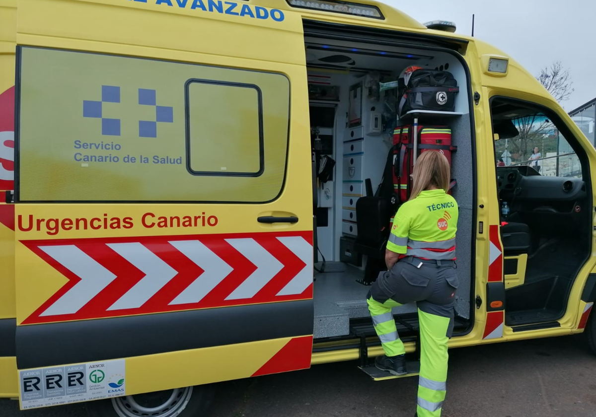 Ambulancia medicalizada en foto de archivo