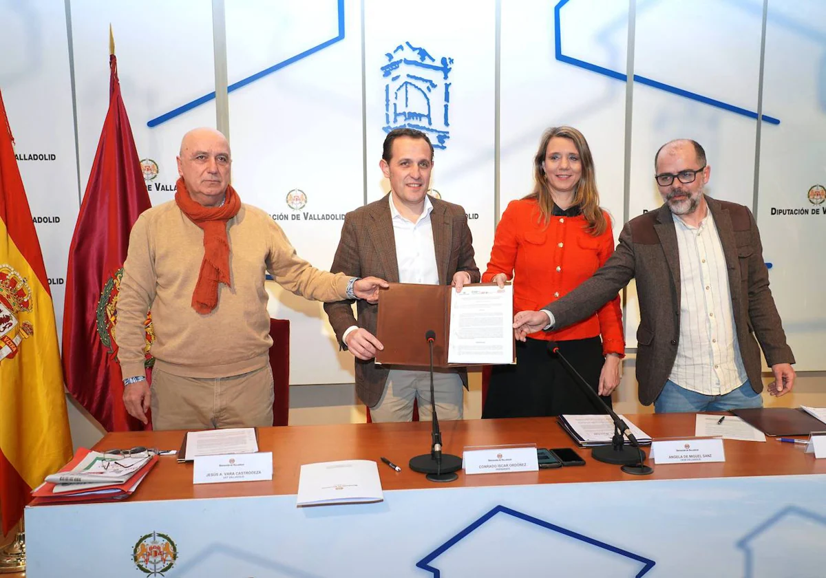 El presidente de la Diputación de Valladolid, Conrado Íscar; la presidenta de la Confederación Vallisoletana de Empresarios, Ángela de Miguel; el secretario provincial CCOO, Raúl García Aguado; y el secretario provincial de UGT, Jesús Vara; firman el IV Acuerdo del Diálogo Social de la provincia de Valladolid