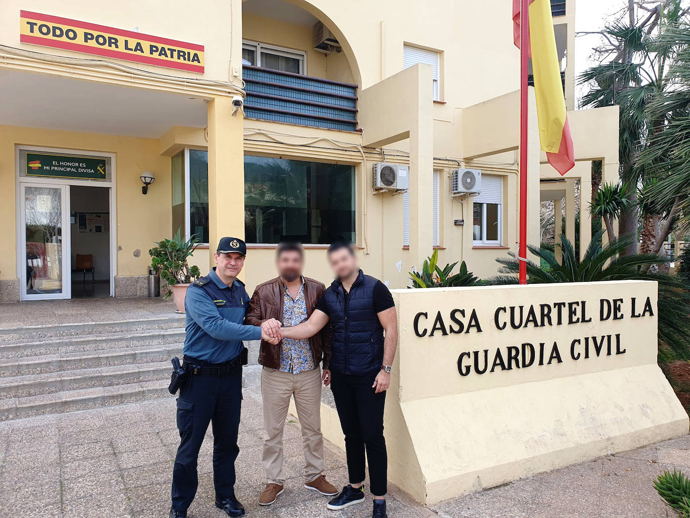 Imagen de un agente de Guardia Civil junto con los vecinos que colaboraron en la detención del delincuente