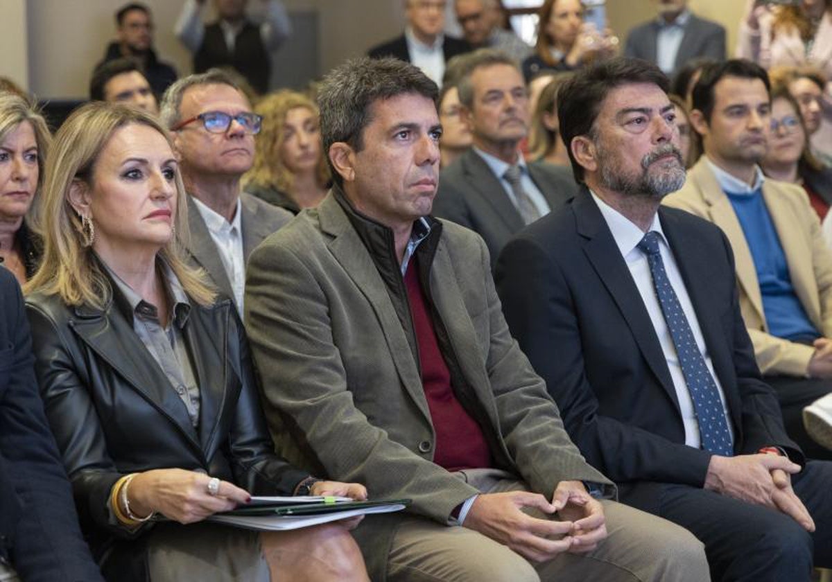 El presidente de la Generalitat Carlos Mazón, la Consellera de Turismo, Nuria Montes, y el alcalde de Alicante, Luis Barcala