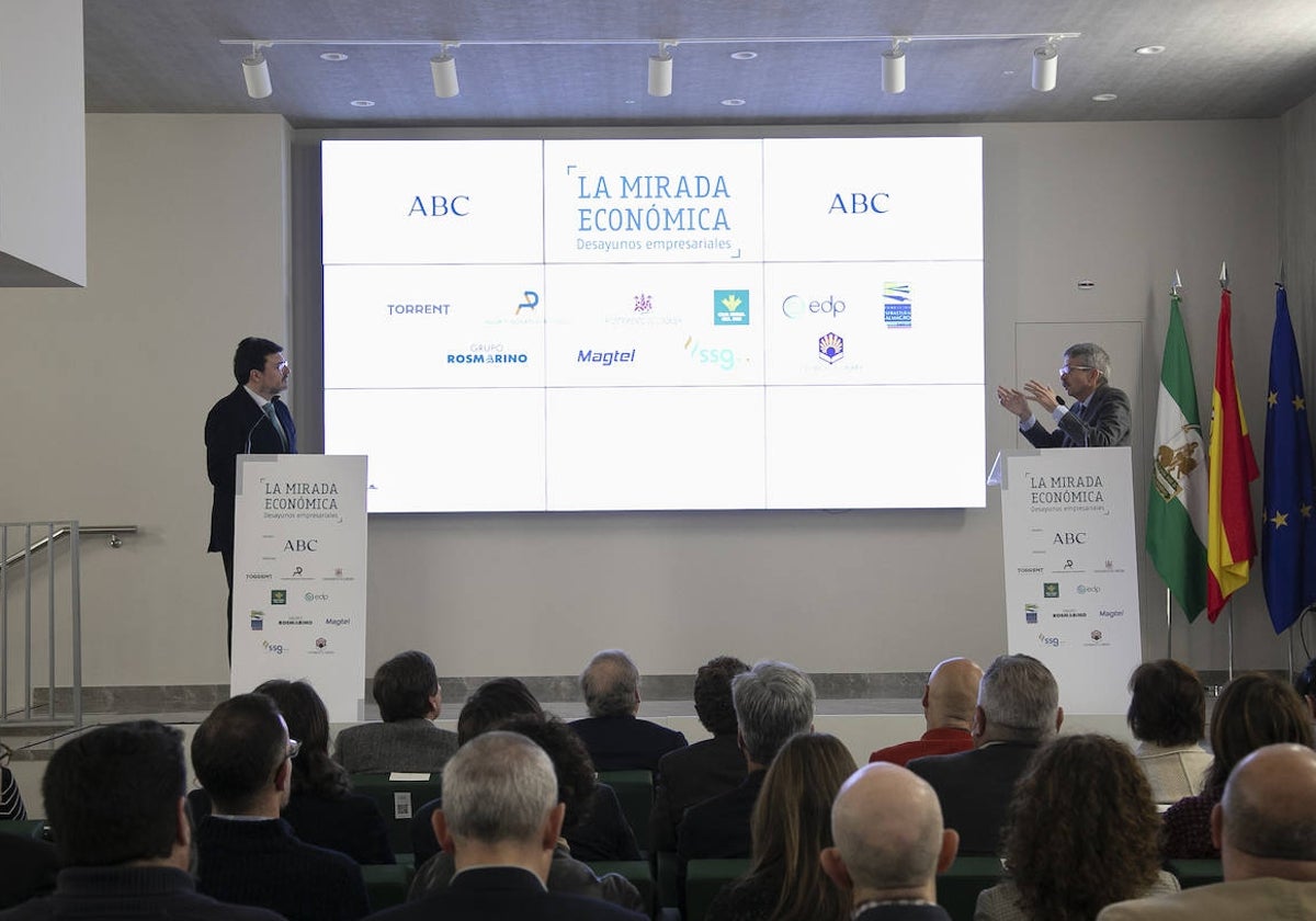 José Luis Navarro y Francisco J. Poyato, durante la conferencia de La Mirada Económica