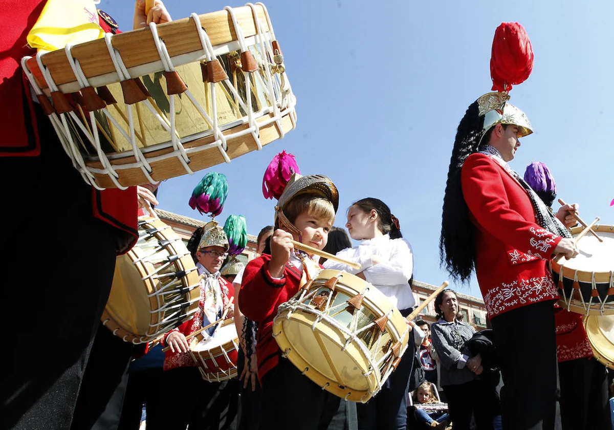 Los colinegros de Baena tocando el tambor, una de las tradiciones más particulares de la Semana Santa de Baena