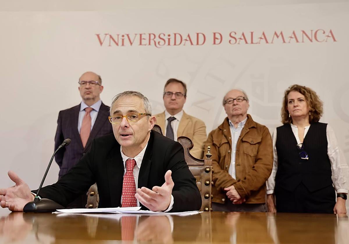 El rector de la Universidad de Salamanca, durante la comunicación de su decisión a los medios