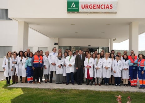 Imagen secundaria 1 - El presidente de la Junta de Andalucía, Juanma Moreno, no ha pasado desapercibido por el nuevo centro de salud de Montoro. Fotos de recuerdo y saludos con todos losi ntegrantes de la plantilla del nuevo equipamiento sanitario así como con algunos enfermos en consulta. El nuevo centro de salud es una reivindicación histórica del Alto Guadalquivir.