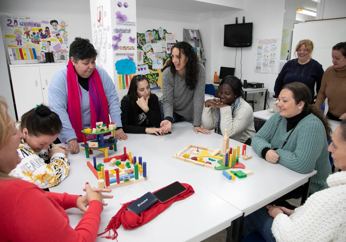 La monitora y sus alumnas, durante una de las clase de la ong CIC-Batá