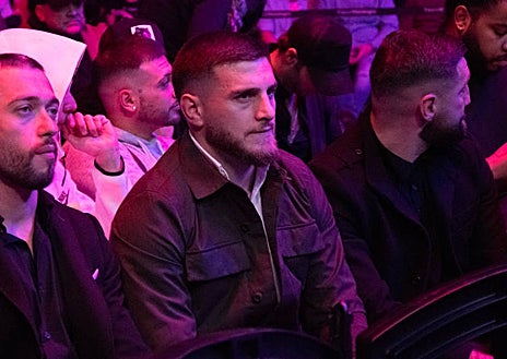 Imagen secundaria 1 - Los hermanos Mario y Óscar Casas, ambos aficionados a los deportes de combate, no quisieron perderse WOW 12. El hermano de Ilia Topuria, Aleksandre, estuvo apoyando a un compañero. E incluso el presentador y humorista Carlos Latre pasó por el 'photocall' de la compañía madrileña de MMA. 