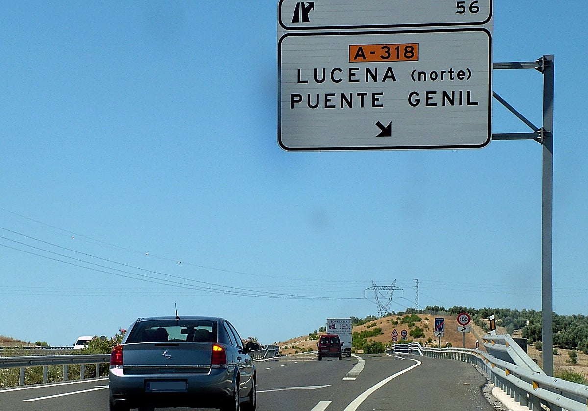 Salida de la autovía A-45 hacia la carretera autonómica A-318 entre Lucena y Puente Genil