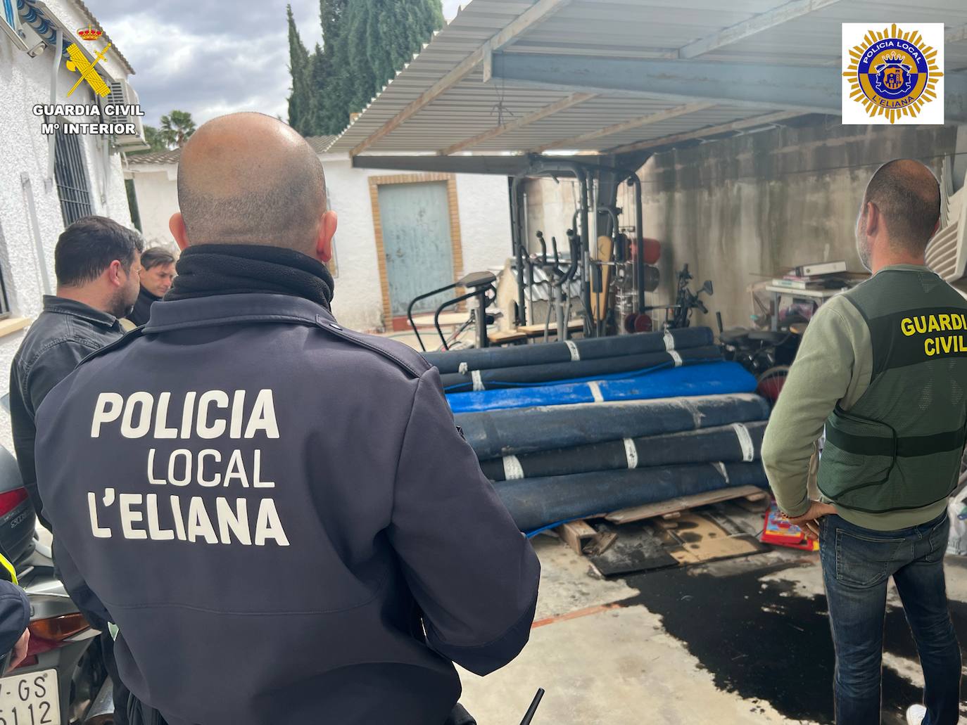 Imagen de agentes de Guardia Civil y Policía Local de La Eliana frente al césped artificial sustraído