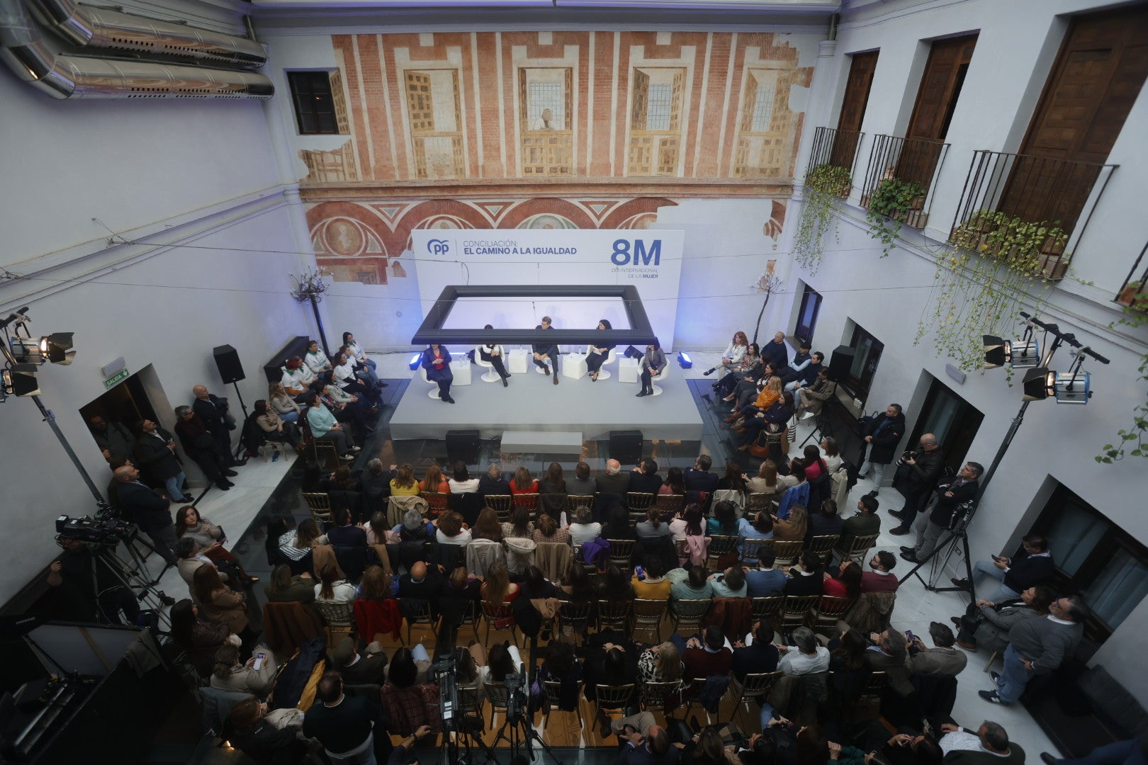 Fotos: el acto de Feijóo y el PP en Córdoba por el Día de la Mujer