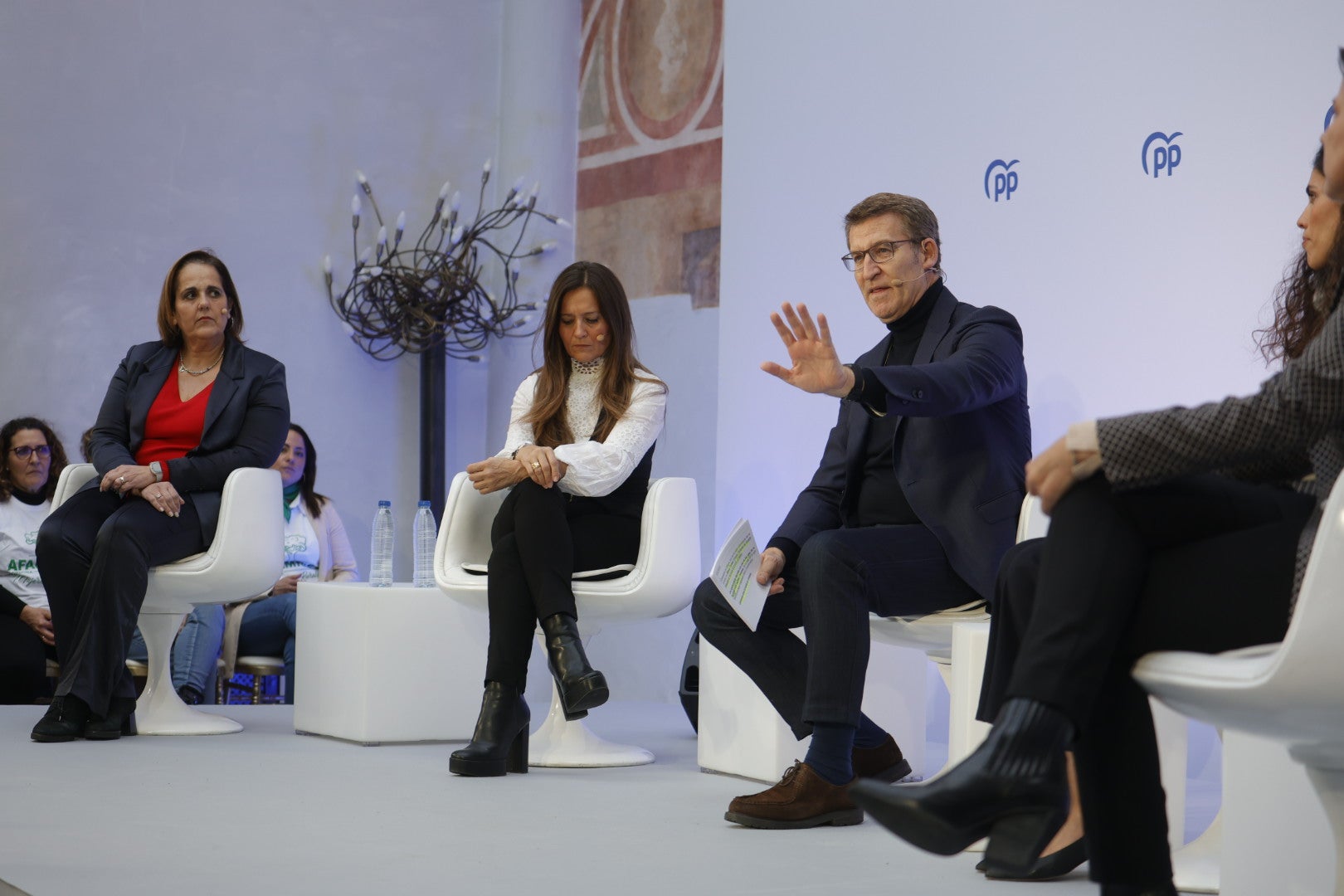 Fotos: el acto de Feijóo y el PP en Córdoba por el Día de la Mujer