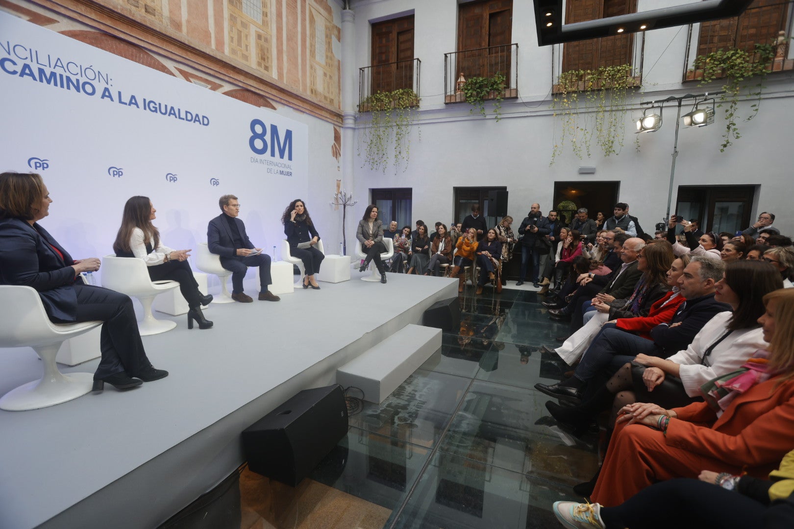 Fotos: el acto de Feijóo y el PP en Córdoba por el Día de la Mujer
