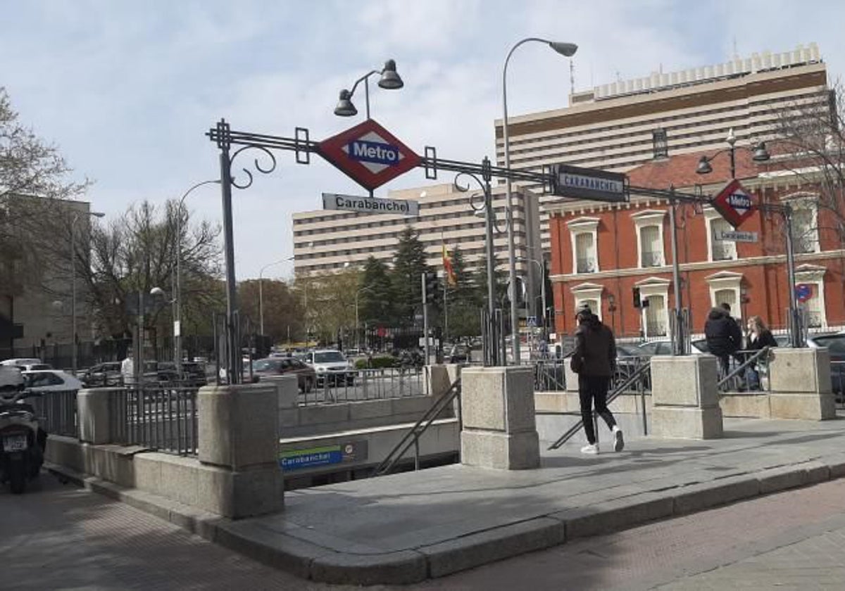 Entrada a la estación del suburbano en Carabanchel