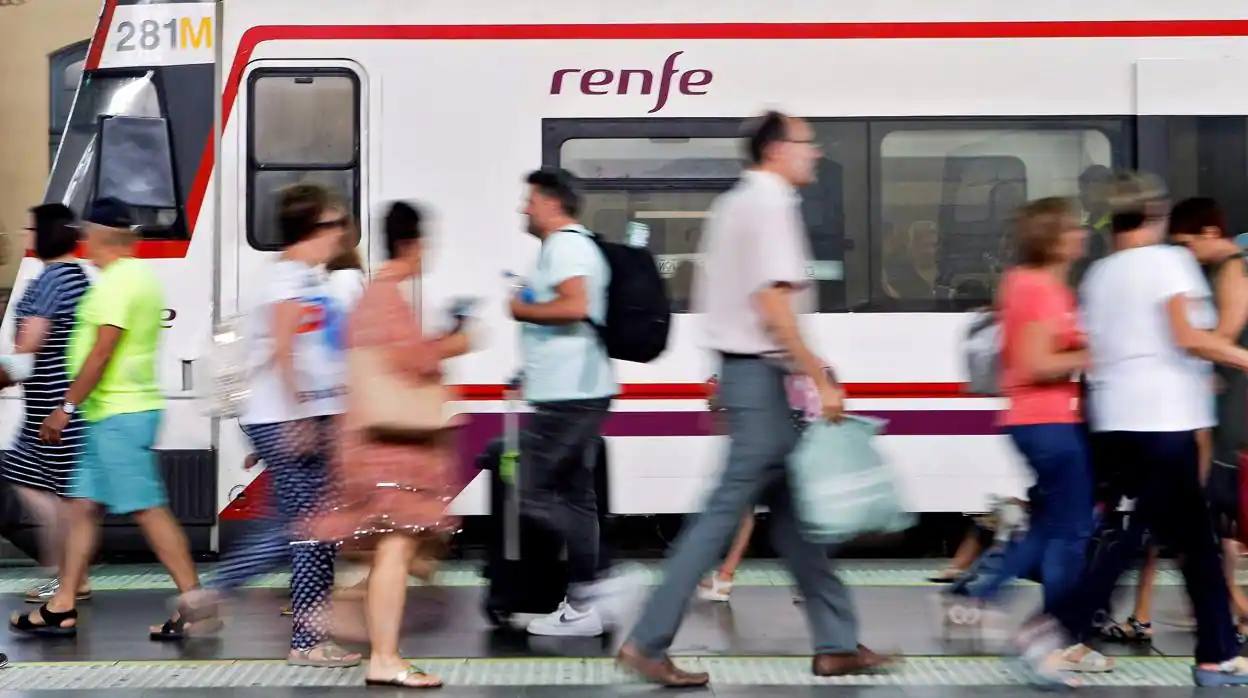 Imagen de archivo de un grupo de personas en la estación del Norte de Valencia