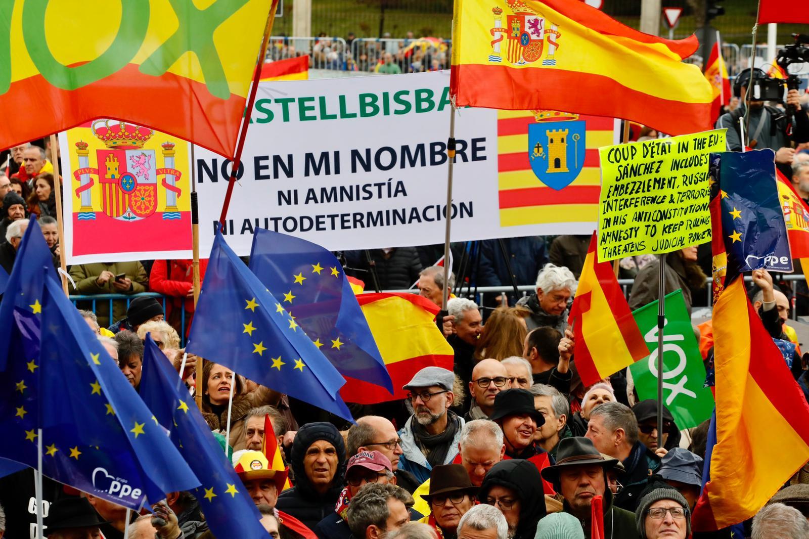 La manifestación 9-M en contra de la ley de amnistía celebrada en Cibeles, en imágenes