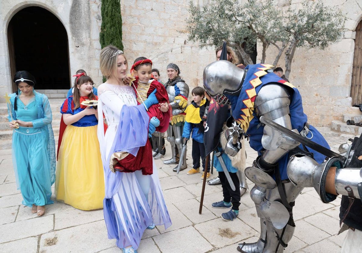 Imagen del nombramiento simbólico de Aitana como princesa del Castillo de Peñíscola