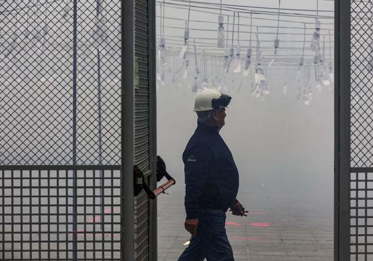 Un agente de seguridad en las inmediaciones de la 'mascletà' de las Fallas 2024
